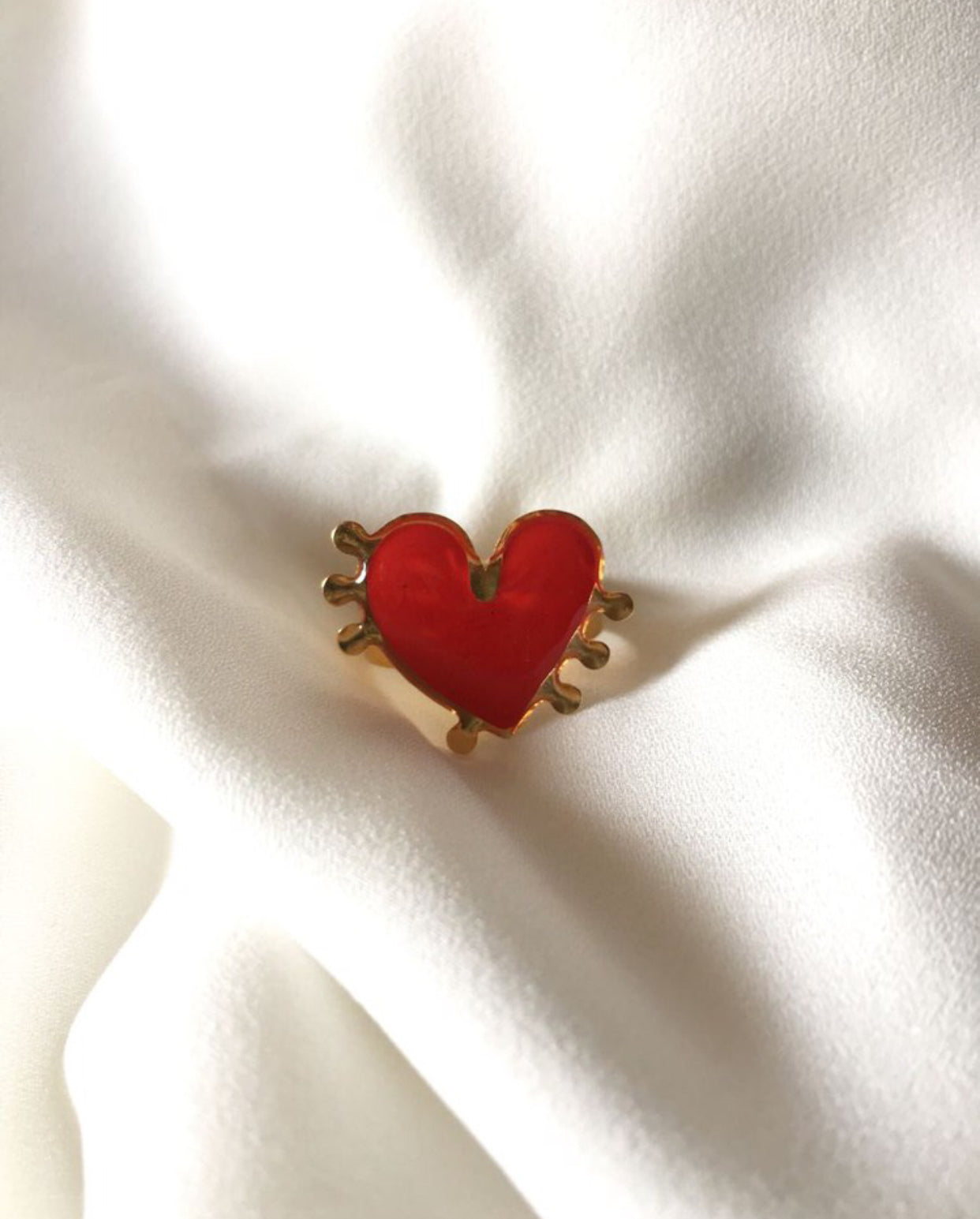 Anillo de corazón rojo